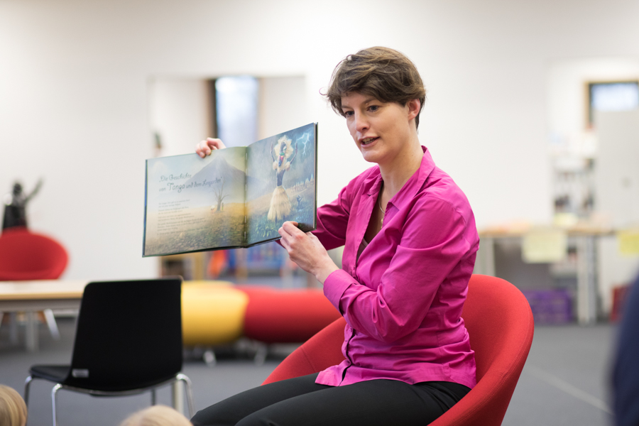 Lesung in der Stadtbibliothek Oranienburg - Gleichstellungsbeauftrage Frau von der Lippe und Bürgermeister Alexander Laesicke lesen Kindern vor.