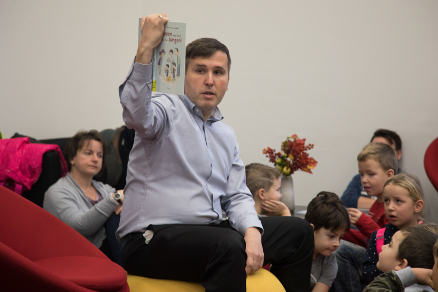 Lesung in der Stadtbibliothek Oranienburg - Gleichstellungsbeauftrage Frau von der Lippe und Bürgermeister Alexander Laesicke lesen Kindern vor.