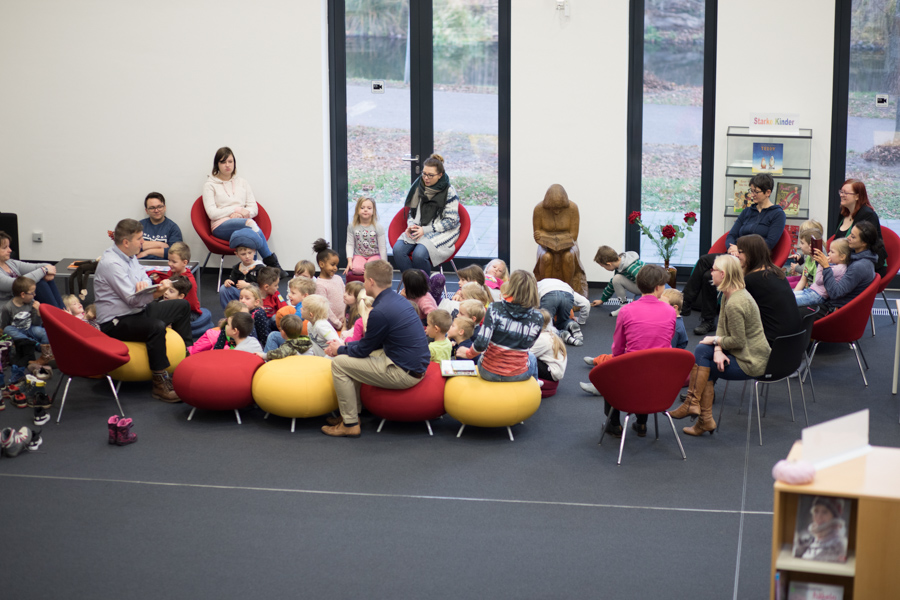 Lesung in der Stadtbibliothek Oranienburg - Gleichstellungsbeauftrage Frau von der Lippe und Bürgermeister Alexander Laesicke lesen Kindern vor.