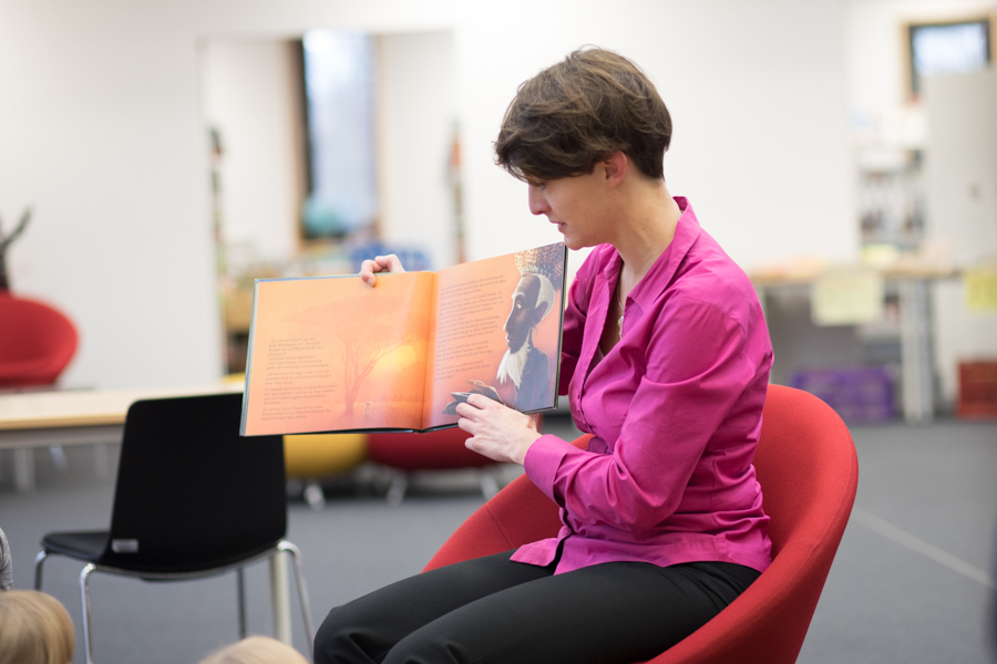 Lesung in der Stadtbibliothek Oranienburg - Gleichstellungsbeauftrage Frau von der Lippe und Bürgermeister Alexander Laesicke lesen Kindern vor.