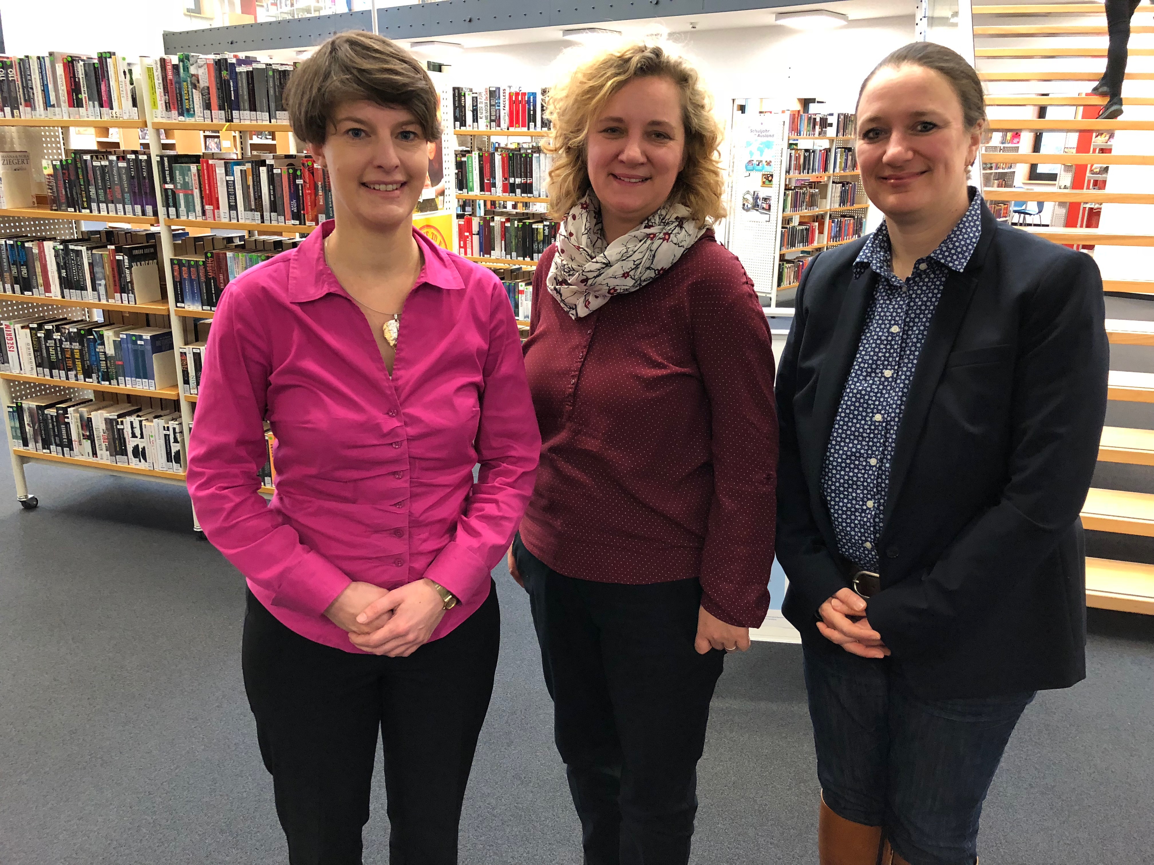 Lesung in der Stadtbibliothek Oranienburg - Gleichstellungsbeauftrage Frau von der Lippe und Bürgermeister Alexander Laesicke lesen Kindern vor. Fotografin Steffi Rose und Anja Ganschow begleiten die Lesung.